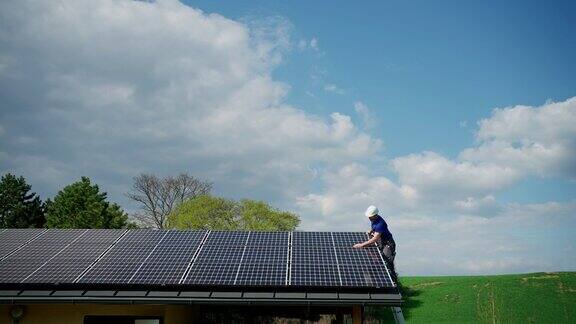 工人在屋顶安装太阳能光伏板替代能源概念