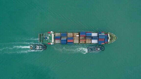 拖船拖运集装箱到港口进行物流运输