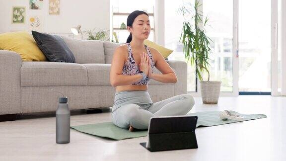 瑜伽冥想和女性平板电脑在线课程健身或锻炼为家庭整体健康和保健亚洲人与祈祷的手合十或普拉提训练在休息室网络教程
