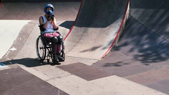 z世代女子在滑板公园做特技慢动作视频轮椅