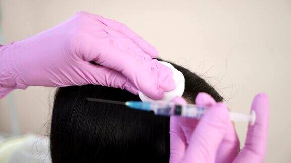 针消脂在女人的头部注射了化妆品推动以加强头发和它们的生长