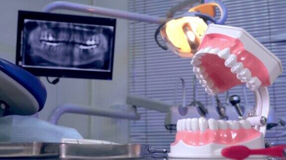 颌骨模型和牙科工具的背景x光