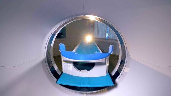 现代医院的CT或MRI扫描仪