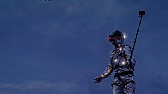 自拍太棒了宇航员穿着未来派服装拿着自拍杆无人机飞行上面