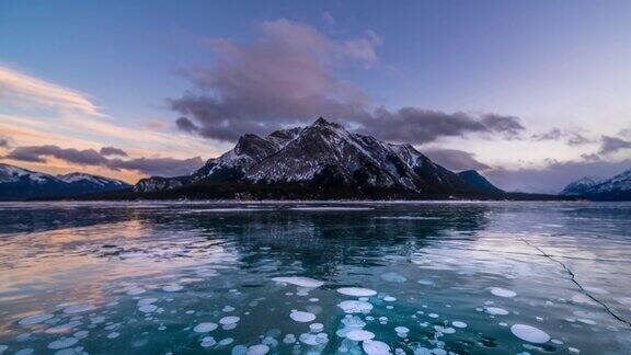 日出冻湖与冰泡时间流逝