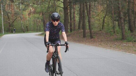 在公园里骑自行车的女性循环训练前跟随拍摄健身自行车
