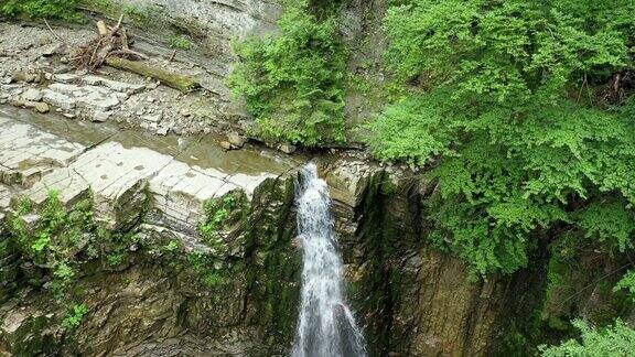 美丽的瀑布在绿色的森林俯视图