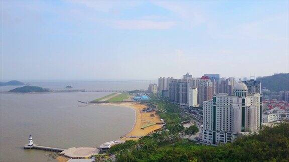 晴天珠海市著名海滩湾灯塔航拍全景4k中国