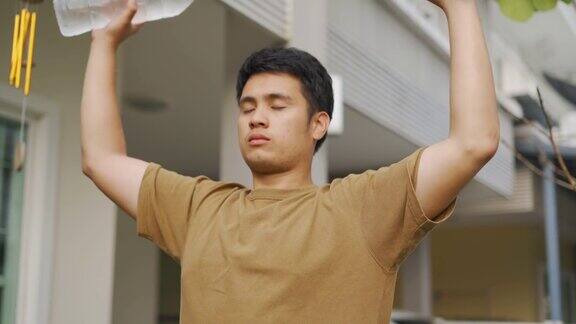 亚洲男人用一瓶水锻炼身体