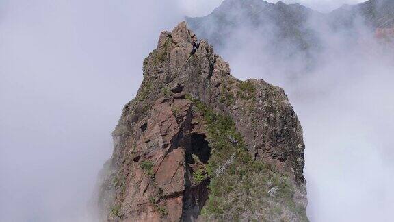 从空中俯瞰的马德拉岛景观陡峭的岩石山顶覆盖着浮云阳光明媚的白天在PicodoAreeiro(PicodoArieiro)附近拍摄