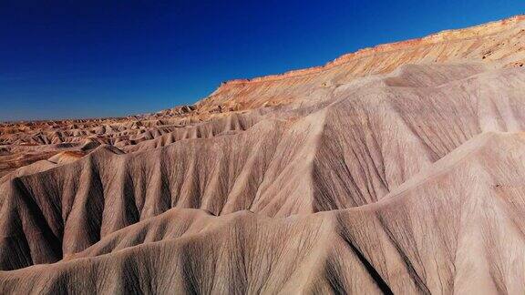 无人机拍摄的条纹侵蚀砂岩悬崖的书悬崖(地质形成)和加菲尔德山在大Junction和Palisade的高沙漠科罗拉多州对一个充满活力的蓝天