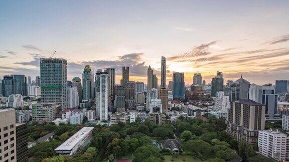 时间流逝:现代城市在日落场景