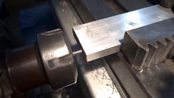 一台带有特殊钻头的铣床在铝型材上开一个水平孔