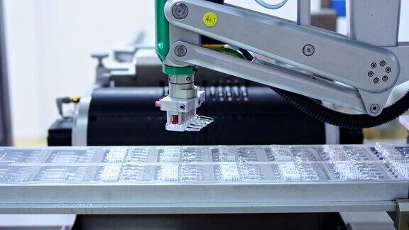 制药行业机器人手臂将安瓿放在制药生产线上