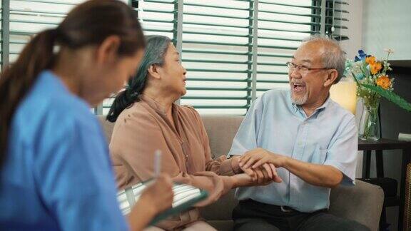 护工和老年病人高兴的聊天
