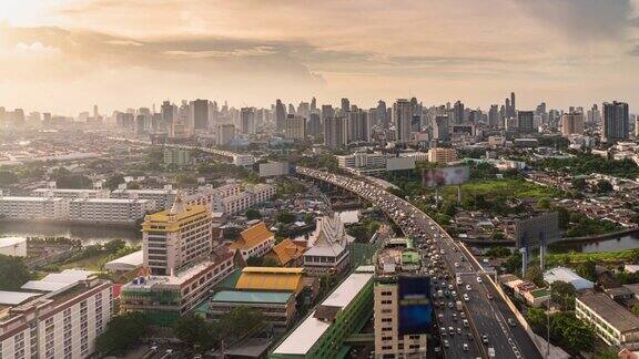 高峰时段高速公路与曼谷城市景观的时间流逝