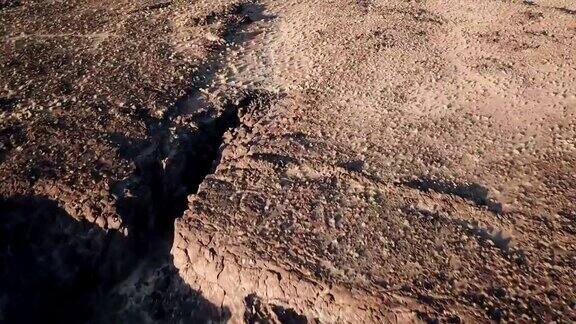 缓慢上升的火山悬崖边缘显示出遥远的火山渣锥