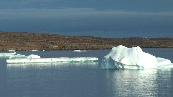 北极景观冰山和全球变暖北极的冰川极地、南极洲、气候变化冰迅速融化人类活动对环境的影响全球气候危机