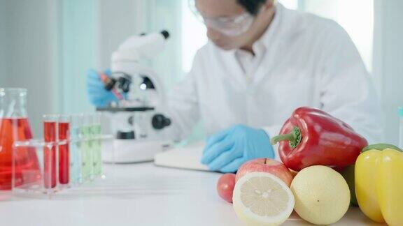 科学家在实验室检查化学水果残留物控制专家检查化学残留物的浓度危害标准发现违禁物质污染微生物学家
