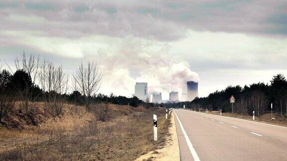 核电站冷却系统背景是巨大的云和烟雾