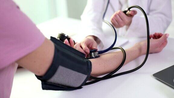 医生用血压计检查病人的血压和脉搏