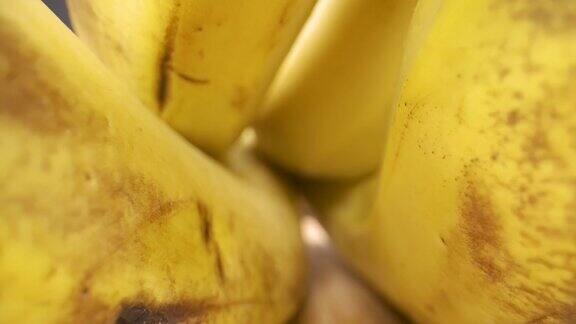 桌上放着一串黄色的香蕉水果