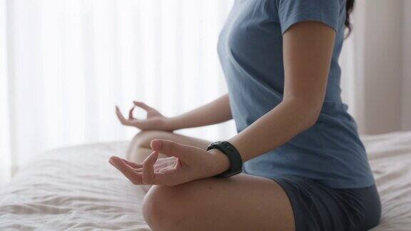 亚洲人早起健康生活平衡的好处瑜伽姿势在床上