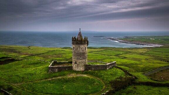 鸟瞰爱尔兰田园诗般的城堡