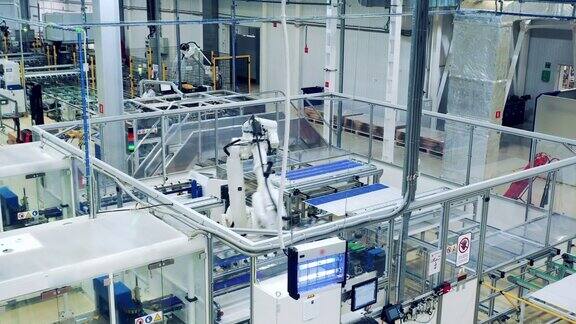 工厂单元与机器人机器重新安置太阳能电池板