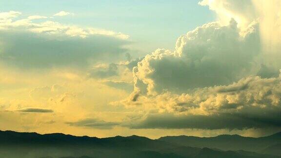 在日落时用云彩拉长多彩的戏剧性的天空