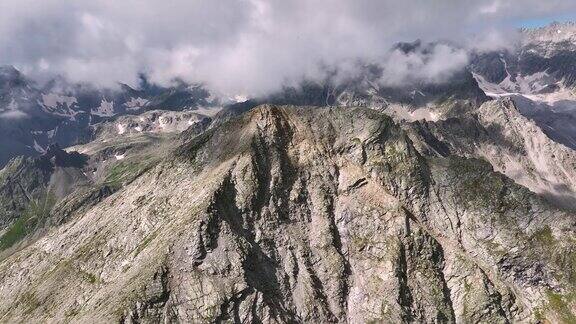 在高加索山脉的山脊上无人驾驶飞机俯瞰一座不知名的岩石山