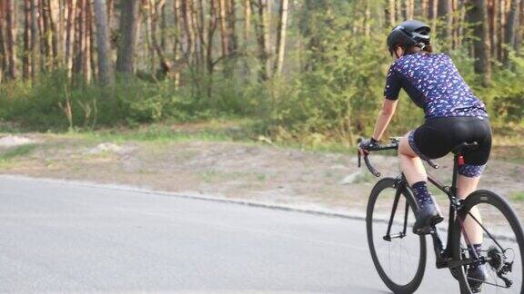 在公园里骑自行车的运动健将女性骑自行车进行艰苦训练公路自行车赛