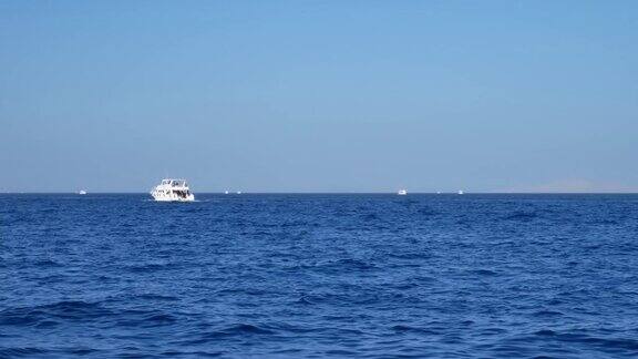 白色的游艇航行在蓝色的海水或海洋
