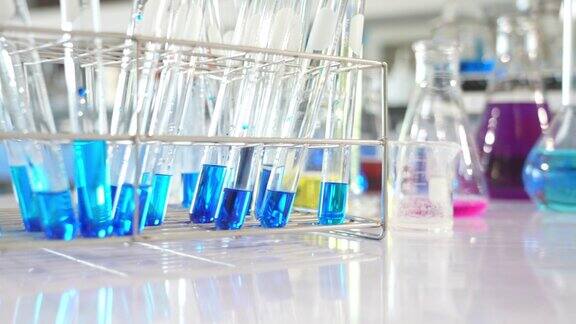 不同的实验室玻璃器皿在科学实验室
