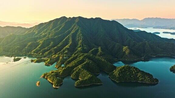 杭州千岛湖和山峰在日出时的鸟瞰图