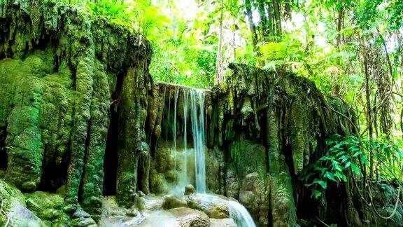 泰国北碧美丽的四面瀑布时间流逝