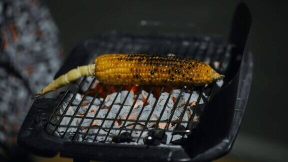 玉米在烤架上煎街头食品