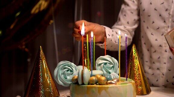 近距离的女性手点燃蜡烛上美味的生日蛋糕Prepearing党
