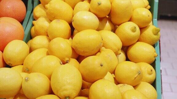 超市货架上的新鲜柠檬