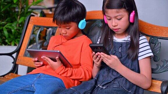 一大群年轻的男孩和女孩共享平板电脑和智能手机技术