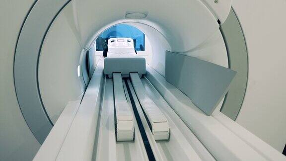 躺在手术台上的病人正在进入CT扫描仪