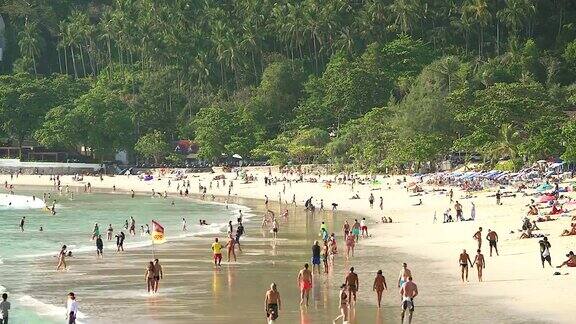 拥挤的海滩在夏季泰国拍摄的时间流逝技术
