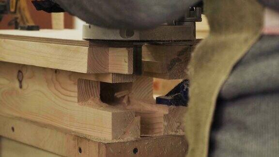 木匠在木工车间的手动铣床上工作电动木路由器生产家具元件