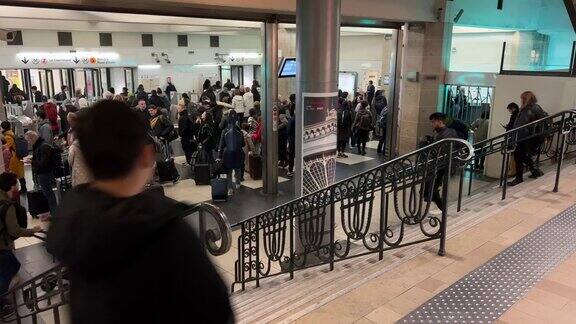 巴黎东站拥挤的购票队伍