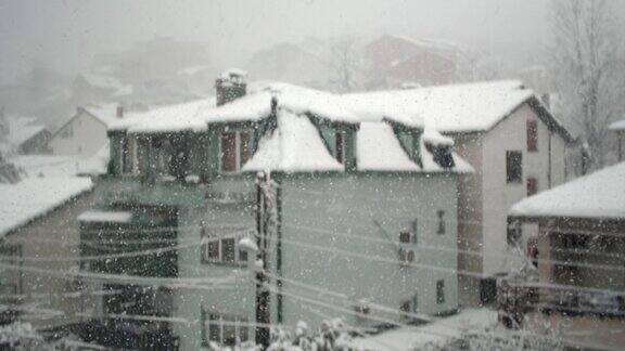 大雪笼罩着这座小房子的城市