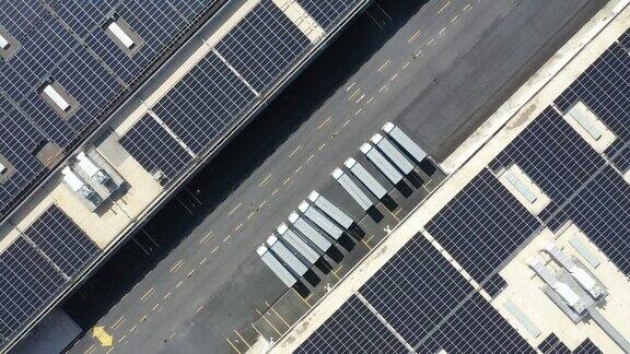 屋顶太阳能板和卡车停车场在工业区