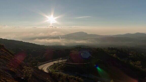 多雾的山