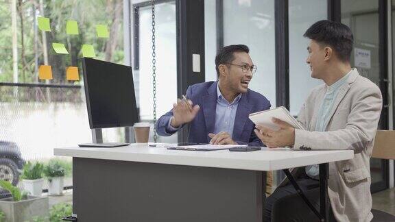 两位身材苗条的亚洲商人在办公室里握手和拥抱展示了商业成功的基因商业金融概念