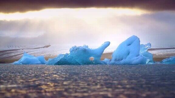 冰岛的冰和海来自Jokulsarlon冰川的冰山
