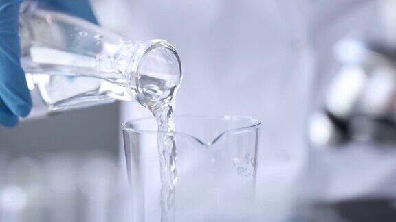 科学家化学家把水从烧瓶倒进玻璃4k电影